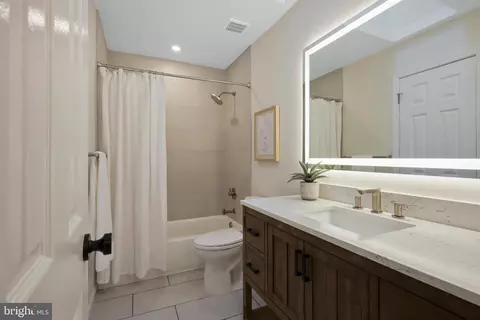 Bath - 7905 Old Cedar Ct, Mclean, VA 22102 photo 4 of 4