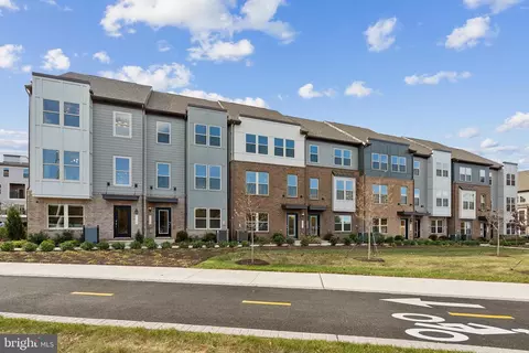 2102 Acadia Rd, Herndon, VA 20170