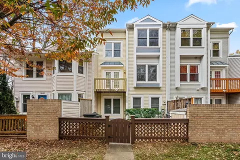 6068 Meadow Crest Ct, Centreville, VA 20121