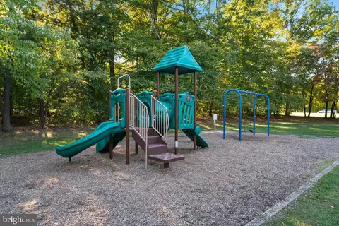View/Area - 8028 Grandview Ct, Springfield, VA 22153 photo 1 of 1