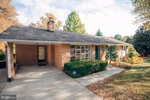 5209 Lindsay St, Fairfax, VA 22032