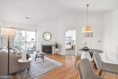 2204 Westcourt Ln #402, Herndon, VA 20170