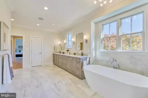 Bath - 1511 Smith St, Mclean, VA 22101 photo 5 of 9
