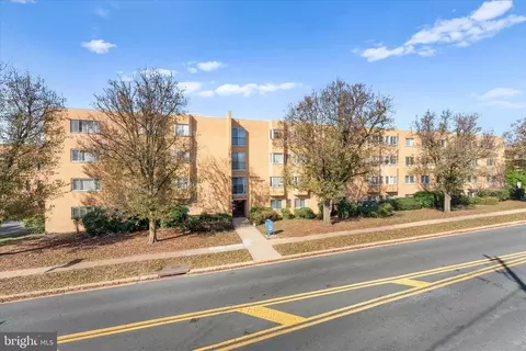 200 Locust St SE #403, Vienna, VA 22180