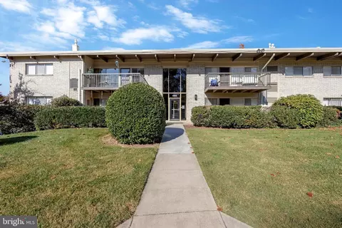 4965 Americana Dr #103, Annandale, VA 22003