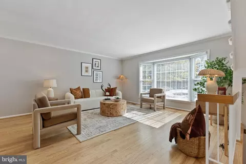 2837 Sutton Oaks Ln, Vienna, VA 22181