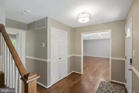 7582 Seabrook Ln, Springfield, VA 22153 photo 4