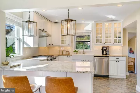 2914 Summerfield Rd, Falls Church, VA 22042