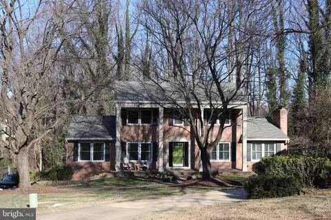 1588 Forest Villa Ln, Mclean, VA 22101 photo 2