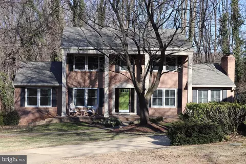 1588 Forest Villa Ln, Mclean, VA 22101