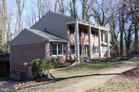 1588 Forest Villa Ln, Mclean, VA 22101 photo 4