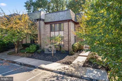 10227 Blake Ln, Oakton, VA 22124