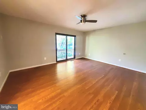 Living - 11632 Newbridge Ct, Reston, VA 20191 photo 4 of 6