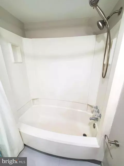 Bath - 11632 Newbridge Ct, Reston, VA 20191 photo 2 of 4
