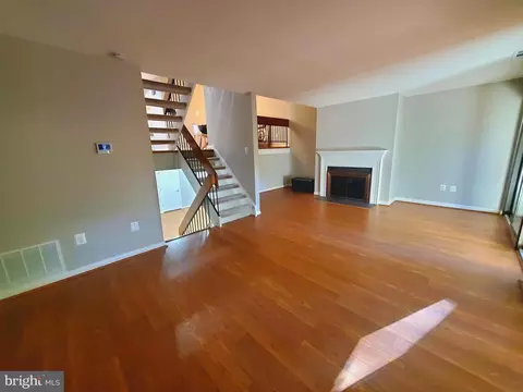 Living - 11632 Newbridge Ct, Reston, VA 20191 photo 3 of 6