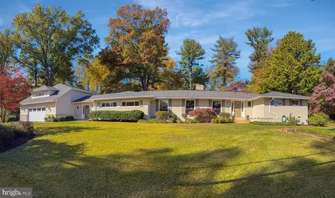2118 Carrhill Rd, Vienna, VA 22181