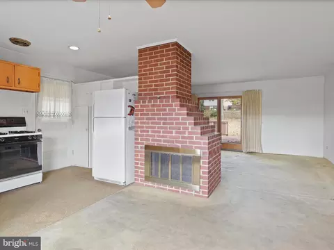 Living - 5321 Ravensworth Rd, Springfield, VA 22151 photo 2 of 4