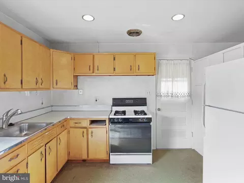 Kitchen - 5321 Ravensworth Rd, Springfield, VA 22151 photo 1 of 2