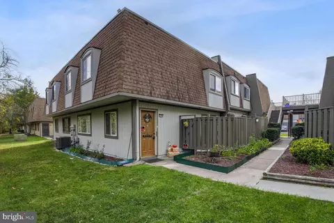 7956 Silverada Pl #B, Alexandria, VA 22309
