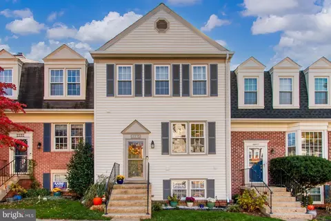 8895 Winding Hollow Way, Springfield, VA 22152