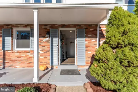8622 Kerry Ln, Springfield, VA 22152 photo 3