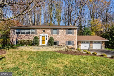405 Holloway Ct NE, Vienna, VA 22180