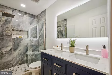 Bath - 6239 Kellogg Dr, Mclean, VA 22101 photo 3 of 4