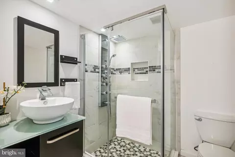 Bath - 6239 Kellogg Dr, Mclean, VA 22101 photo 1 of 4