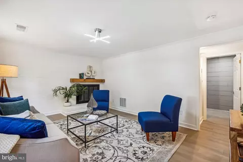 Living - 6239 Kellogg Dr, Mclean, VA 22101 photo 2 of 7