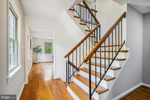 Entry Way - 6239 Kellogg Dr, Mclean, VA 22101 photo 3 of 5