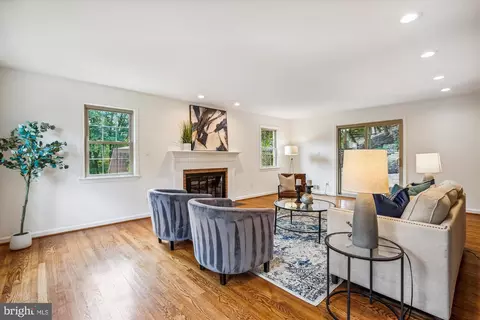 Living - 6239 Kellogg Dr, Mclean, VA 22101 photo 4 of 7
