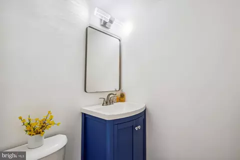 Bath - 6239 Kellogg Dr, Mclean, VA 22101 photo 2 of 4
