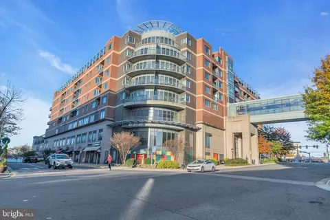 8190 Strawberry Ln #330, Falls Church, VA 22042