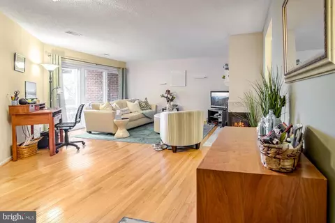3152 Covewood Ct #J, Falls Church, VA 22042