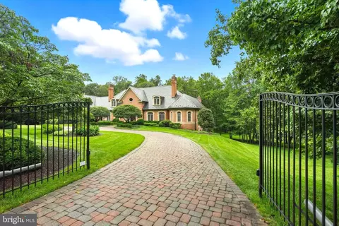 688 Rossmore Ct, Great Falls, VA 22066