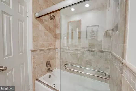 Bath - 6600 Baymeadow Ct, Mclean, VA 22101 photo 7 of 10