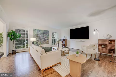Living - 6600 Baymeadow Ct, Mclean, VA 22101 photo 2 of 9