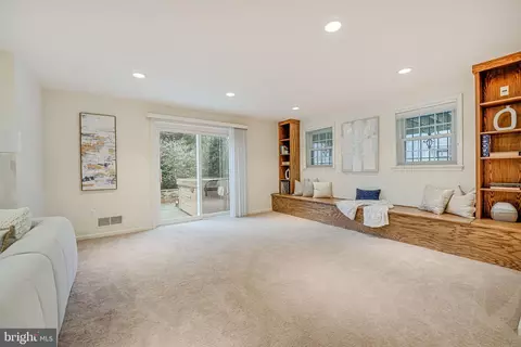 Living - 6600 Baymeadow Ct, Mclean, VA 22101 photo 7 of 9