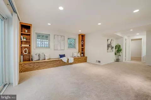 Living - 6600 Baymeadow Ct, Mclean, VA 22101 photo 8 of 9