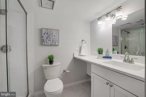 Bath - 1808 Old Meadow Rd #802, Mclean, VA 22102 photo 1 of 2