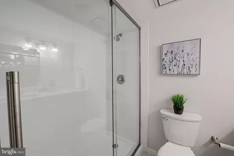 Bath - 1808 Old Meadow Rd #802, Mclean, VA 22102 photo 2 of 2