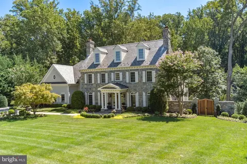 Exterior - 8115 Spring Hill Farm Dr, Mclean, VA 22102 photo 5 of 23