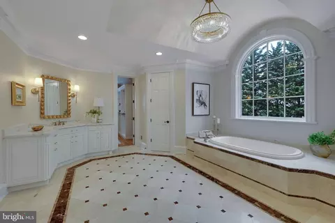 Bath - 8115 Spring Hill Farm Dr, Mclean, VA 22102 photo 4 of 9