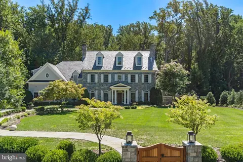 Exterior - 8115 Spring Hill Farm Dr, Mclean, VA 22102 photo 4 of 23