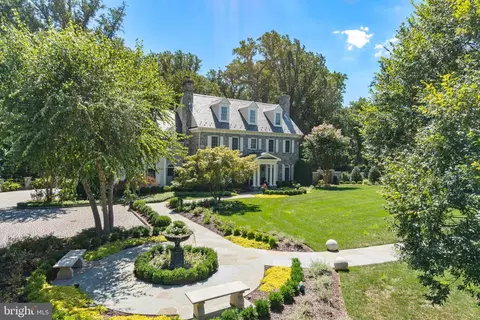 Exterior - 8115 Spring Hill Farm Dr, Mclean, VA 22102 photo 2 of 23