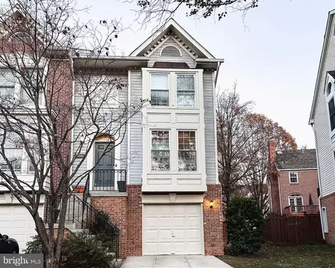 3909 Maximilian Ct, Fairfax, VA 22033