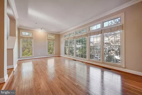 Living - 7451 Carriage Hills Dr, Mclean, VA 22102 photo 2 of 7