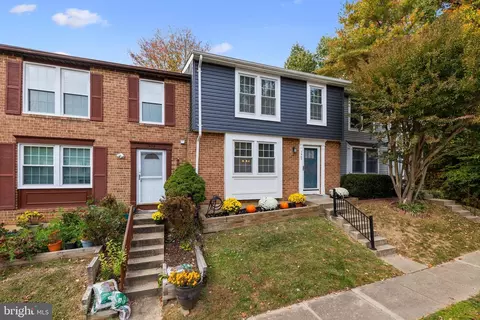 7402 Golden Horseshoe Ct, Springfield, VA 22153
