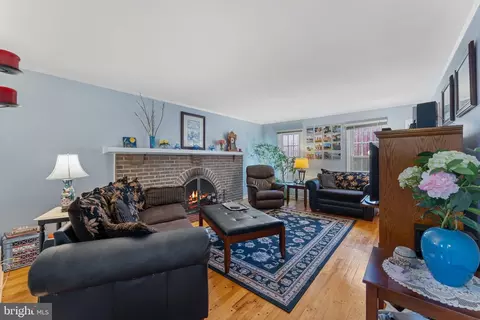 Living - 8123 Lake Pleasant Dr, Springfield, VA 22153 photo 2 of 2