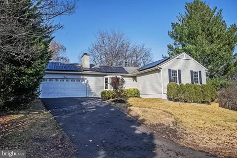 1410 Kingsvale Cir, Herndon, VA 20170